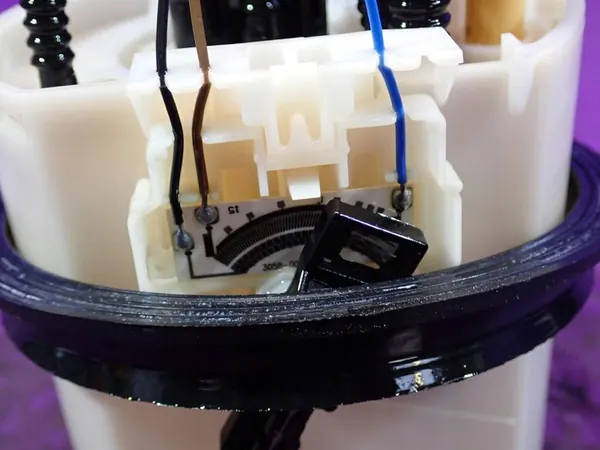 VW GOLF VII 12-17 1.6 TDI Brandstofpomp 5Q0919050H image 2