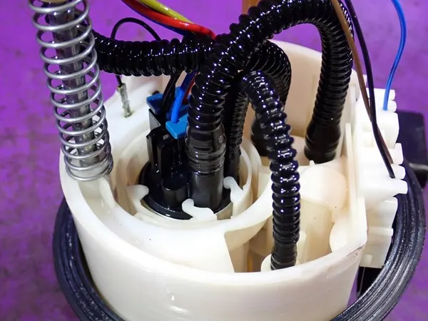 VW GOLF VII 12-17 1.6 TDI Brandstofpomp 5Q0919050H image 3