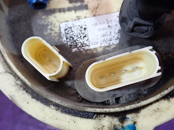 VW GOLF VII 12-17 1.6 TDI Brandstofpomp 5Q0919050H image 4