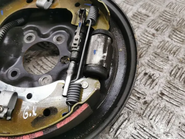 Audi OE AMD184767 Vasen takajarrulevyn suojus image 3