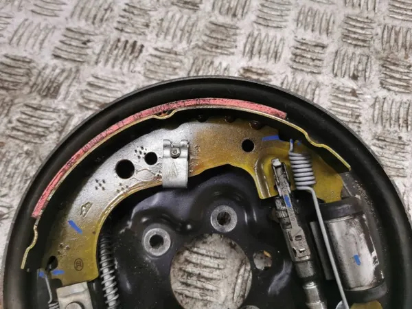 Audi OE AMD184767 Vasen takajarrulevyn suojus image 4