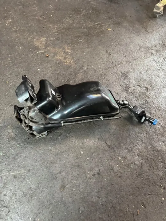 Käytetty Volvo AdBlue-säiliö OEM 31405814 XC60 II:lle image 3