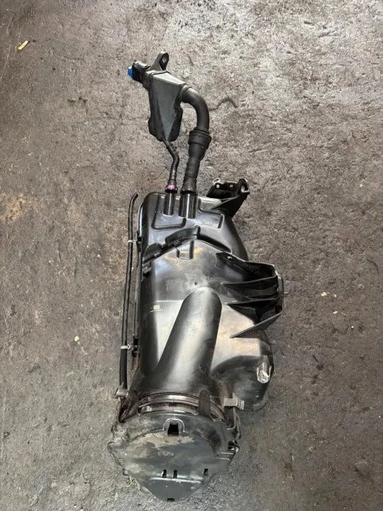 Käytetty Volvo AdBlue-säiliö OEM 31405814 XC60 II:lle image 4