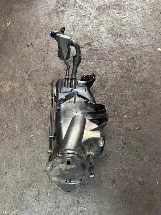 Käytetty Volvo AdBlue-säiliö OEM 31405814 XC60 II:lle image 7