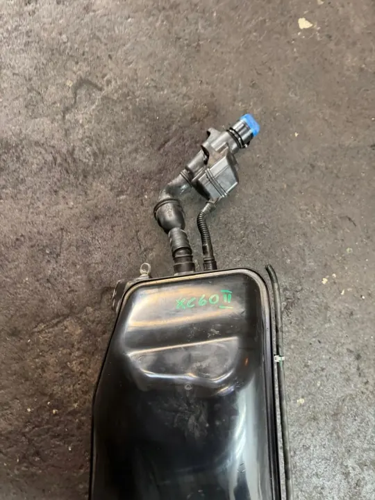 Käytetty Volvo AdBlue-säiliö OEM 31405814 XC60 II:lle image 8