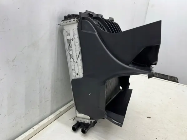 Radiateur d'eau OEM 9j1121251a pour Porsche Taycan image 3