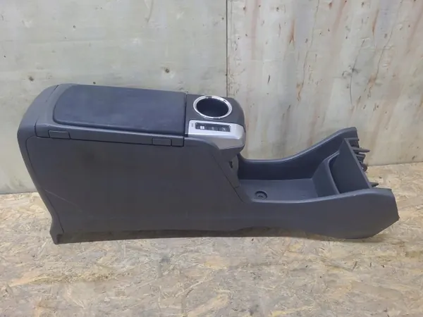Accoudoir console centrale Toyota Prius Plus OEM 58813-47010 image 2