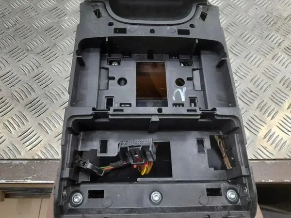 Keskikäytävän käsinoja Audi A8 S8 D4 4H 2012 OEM 4H0885076L image 3