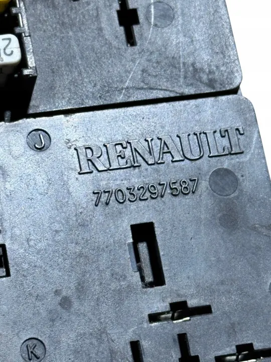 Sicherungskasten Renault Master II OEM 7703297587 - Gebraucht image 3