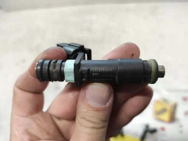 Iniettore VW POLO 4 IV 9N LIFT 05- 1.2 03D906031F image 4