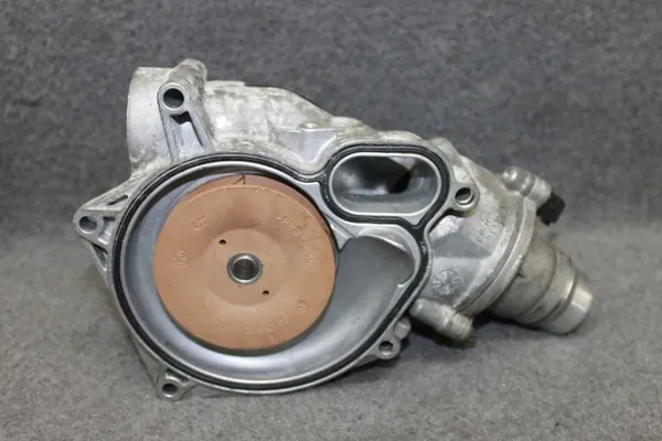 BMW M5 F10 M6 F06 F12 F85 F86 Vattenpump Termostat - OEM image 2