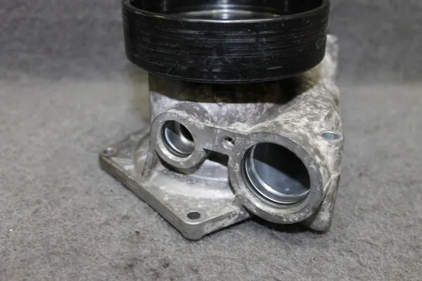 BMW M5 F10 M6 F06 F12 F85 F86 Vattenpump Termostat - OEM image 3