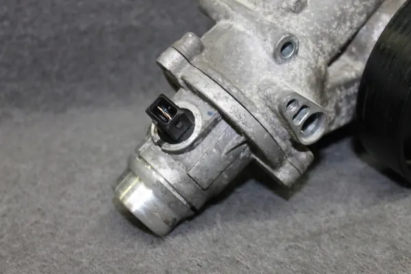 BMW M5 F10 M6 F06 F12 F85 F86 Vattenpump Termostat - OEM image 4