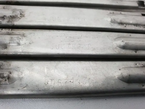 VOLVO S80 V70 XC70 Support de phare 30678340 image 3