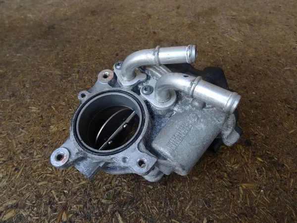 AUDI Q3 8U 2.0 TDI Corpo de Borboleta 04L128063AA image 2