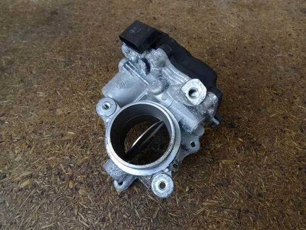 AUDI Q3 8U 2.0 TDI Corpo de Borboleta 04L128063AA image 3