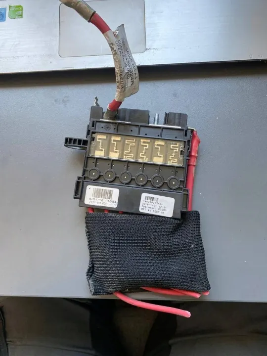 Renault Megane IV batterireläsäkring OEM 403882774R image 2