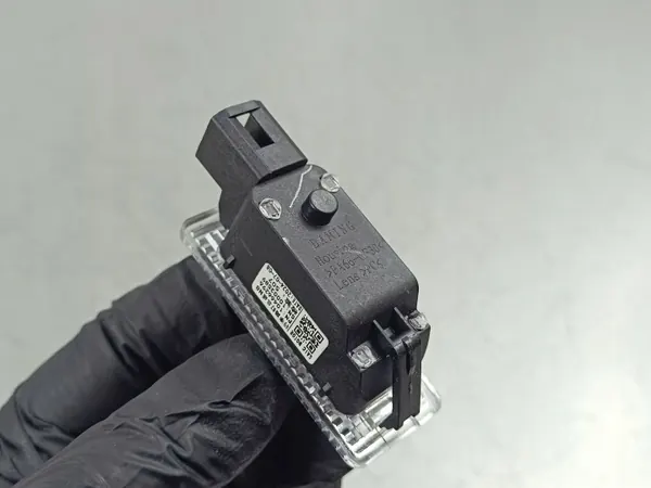 Luz de matrícula MG HS OEM 10466296 - Usado image 3