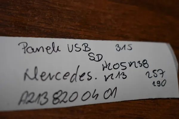 Panneau USB/SD OEM A2138200401 pour Mercedes W205/W213 image 4