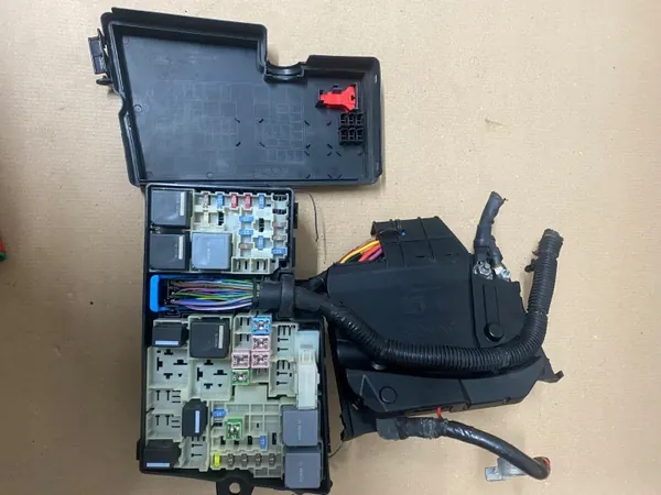 Caixa de fusíveis Volvo OEM E02345500 para V40 Cross image 3