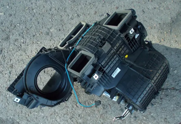Renault Master III Lämmittimen Kotelo OEM 272104455R image 3