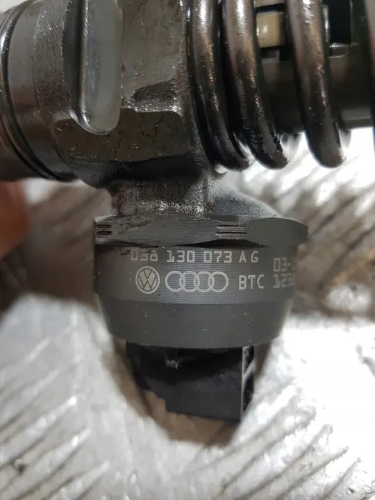 Insprutningspump VW Golf V 1.9 TDI 105hk OEM 038130073AG image 5