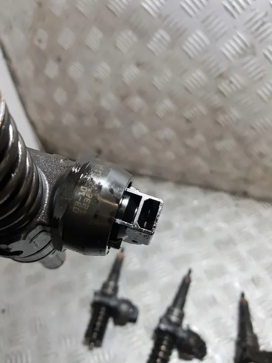 Insprutningspump VW Golf V 1.9 TDI 105hk OEM 038130073AG image 6
