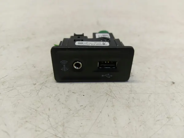 Porsche USB AUX Pistoke OEM 95B035252A - Käytetty image 2