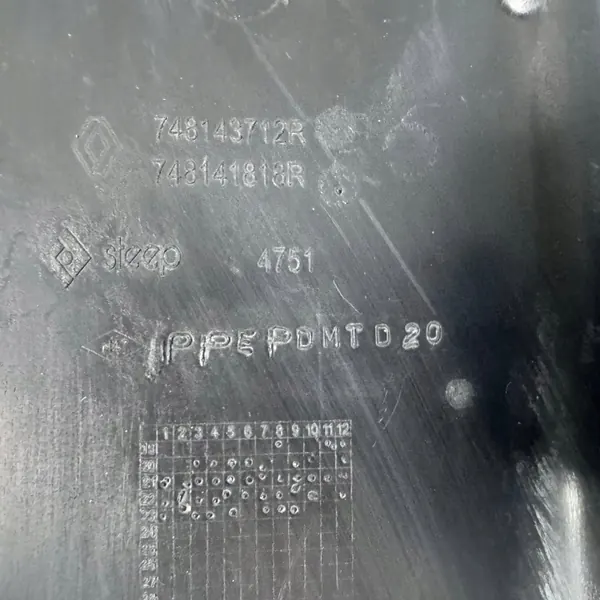 Protector de chasis Dacia OE JPF748141818R - Usado image 10