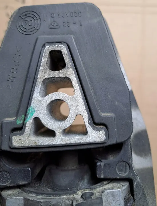 OEM 326C68 Etumoottorituki Peugeot 607 2.7L:lle image 7