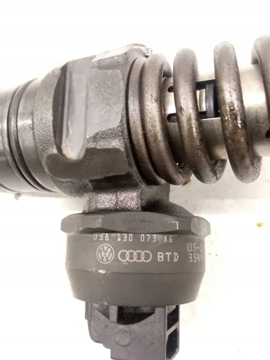 Pompe lave-glace OEM 038130073AG pour VW Touran 1.9 TDI image 3