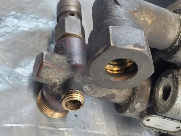 Base de sécheur WABCO OE 1369763 pour Scania image 7