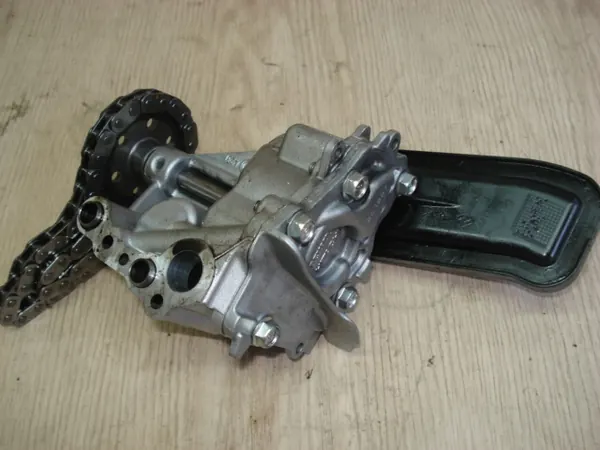 Oliepomp OEM 111114989R voor Renault Trafic III image 4