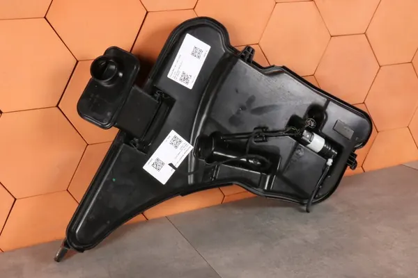 BMW 8' G14 G15 G16 M8 Puhdistusnesteen Säiliö 7435337 + Pumppu 7298309 image 3