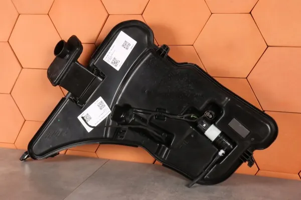 BMW 8' G14 G15 G16 M8 Puhdistusnesteen Säiliö 7435337 + Pumppu 7298309 image 4