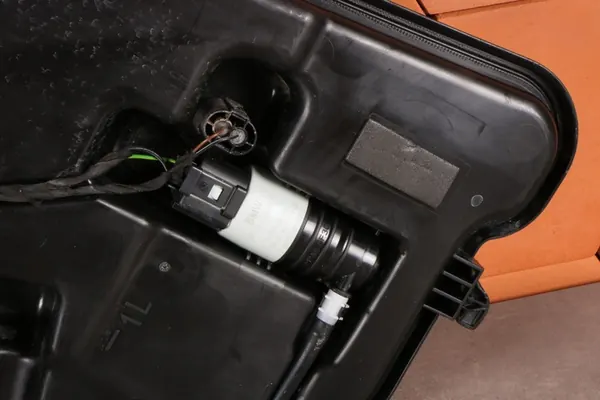 BMW 8' G14 G15 G16 M8 Puhdistusnesteen Säiliö 7435337 + Pumppu 7298309 image 5