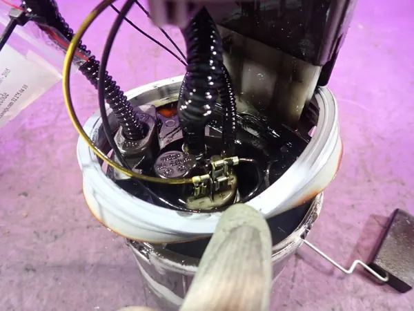 VW PASSAT B5 00-05 1.9 TDI Bomba de combustível 3B0919050B 4 PIN image 3