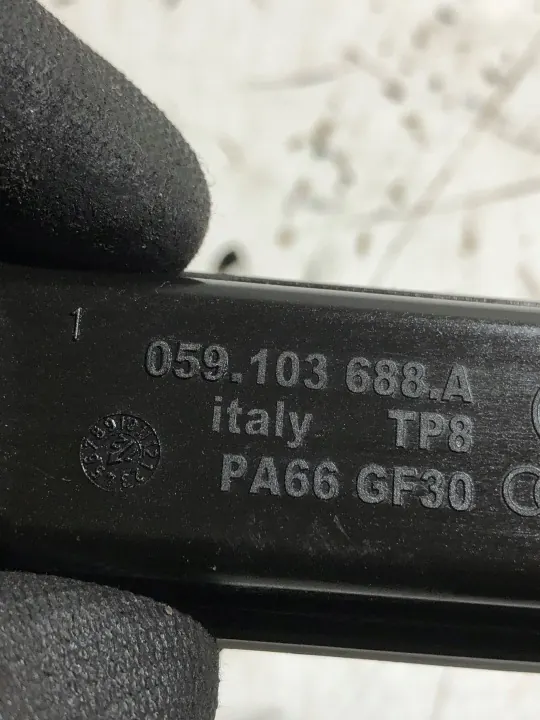Tubo refrigerante óleo OEM 059103688A VW Touareg II image 3