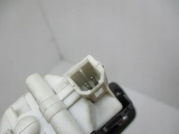 Fiat 500E 2013-19 polttoaineläppätoimija OEM 68085149AC image 4