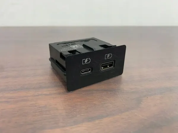 Tomada USB Mitsubishi Outlander OEM E327882 - Usado image 2