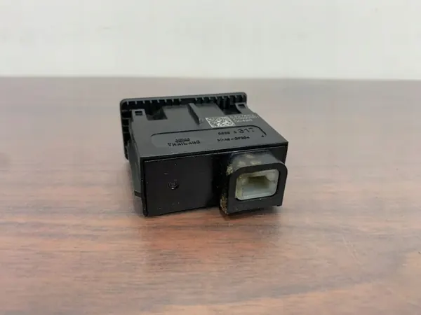 Tomada USB Mitsubishi Outlander OEM E327882 - Usado image 4