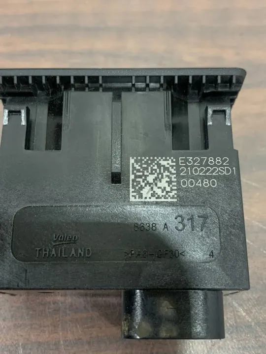 Tomada USB Mitsubishi Outlander OEM E327882 - Usado image 5
