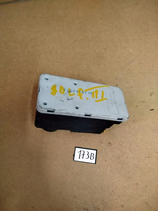 OEM ukonesera keskuslukituspumppu VW Golf III image 2