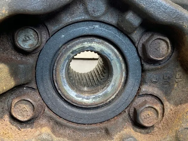 Buje de rueda delantera Nissan FBZ24413 - Pieza OEM usada image 8