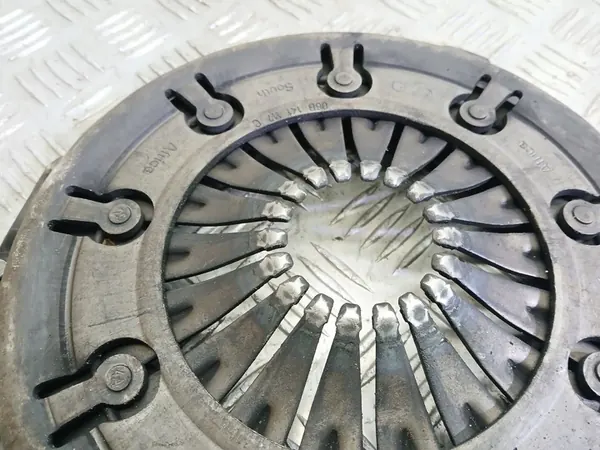 Volkswagen PASSAT B5.5 2004 Plaque de pression d'embrayage OEM 06B141117C image 2