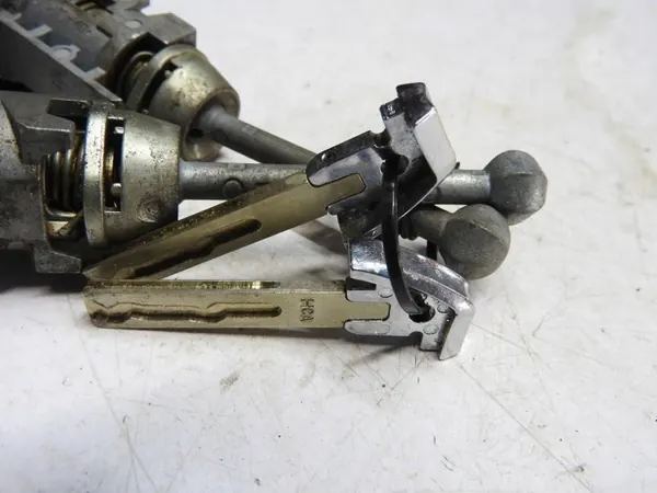 Inserts de serrure Citroen C4 Picasso II OEM FLS9624 image 3