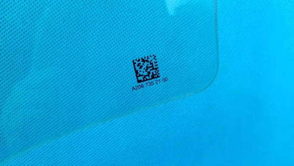 Vitre Portière Arrière Gauche Mercedes W206 OEM A2067352100 image 3