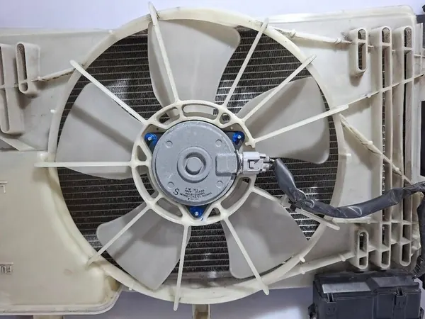 Toyota Yaris Corolla Vattenkylare Fläkt 163630H030 image 6