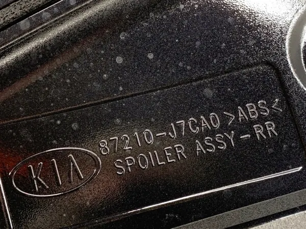 Spoiler OEM 87210-J7CA0 para Kia Ceed Crossover Negro Perla image 3