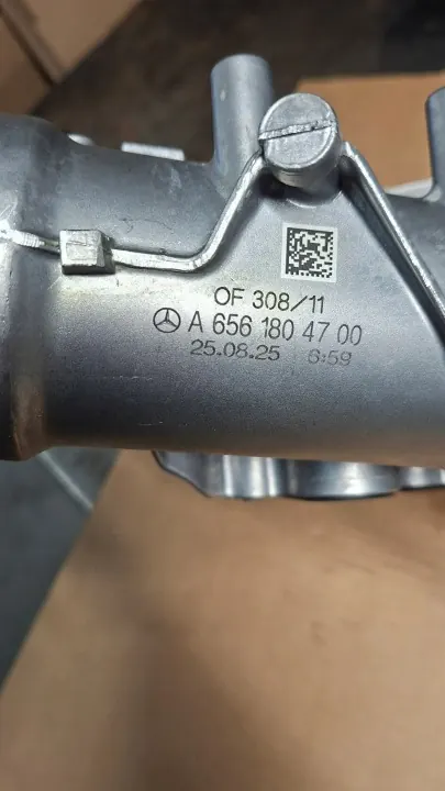 Mercedes-Benz Oljekylare Filterbas OEM A6561804700 image 3